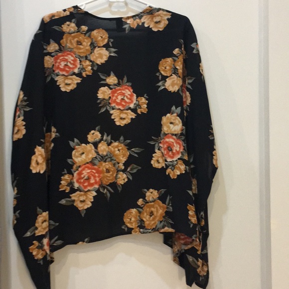 ❌SOLD❌Floral print kimono cardigan - Picture 3 of 3